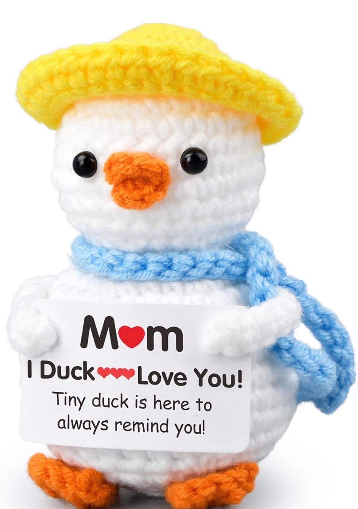 Handmade Crochet Duck for Mom Gift – “Mom I Ducking Love You” Plush Duck Decor, Cute Mother’s Day Gift, Desk Shelf Duck Ornament
