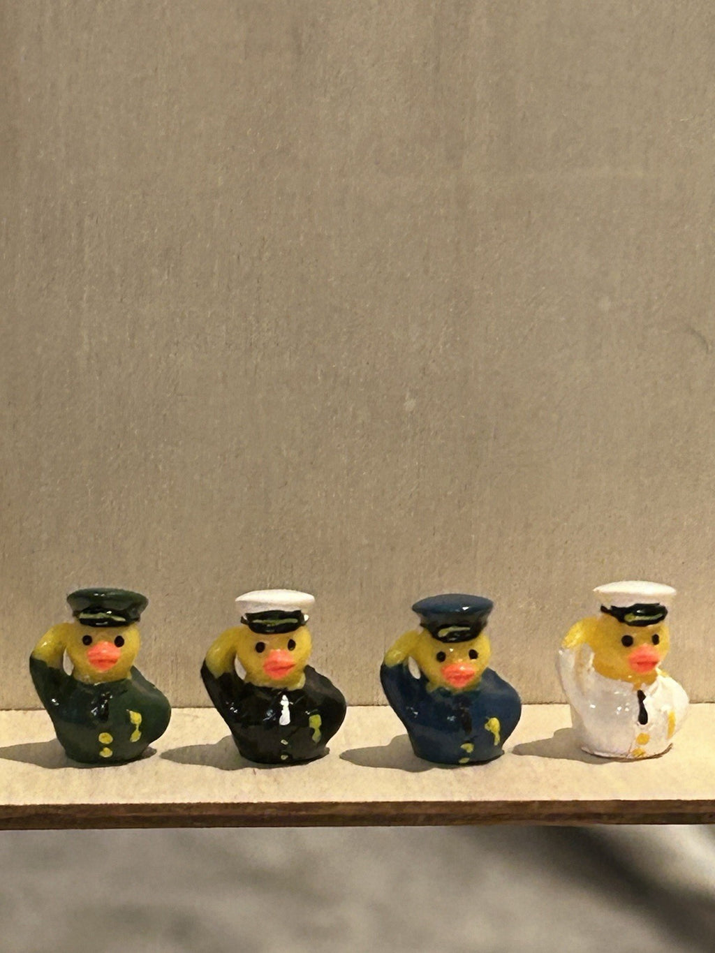 Military Tribute Mini Duck Set – 8 Pcs Resin Veteran Ducks Patriotic Cruise Jeep