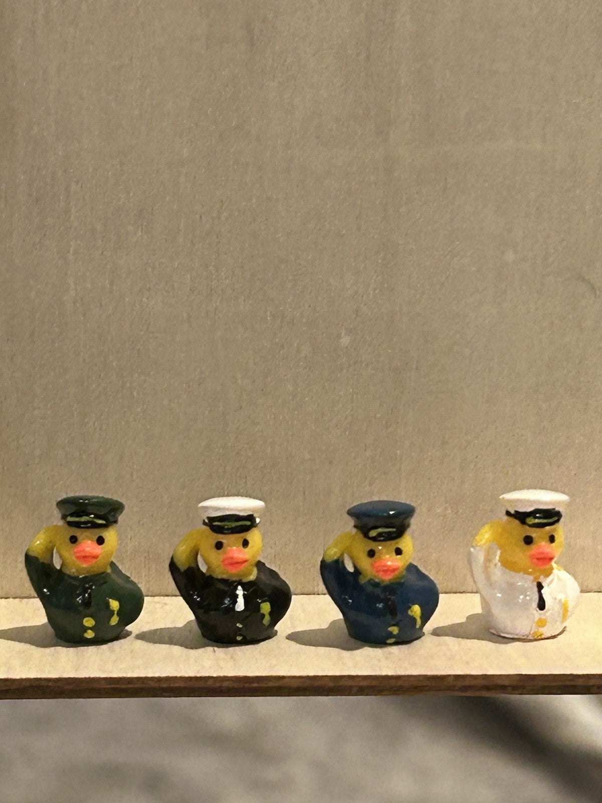 Military Tribute Mini Duck Set – 8 Pcs Resin Veteran Ducks Patriotic Cruise Jeep